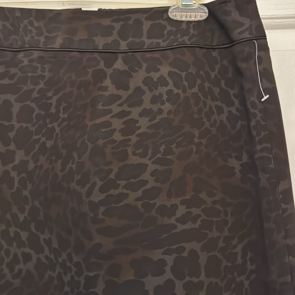 BNWOT- Willi Smith Subtle Brown Leopard Print Pencil Skirt, Size 8